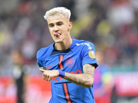 „La răscruce de drumuri. Are două opțiuni în față acum. Nu așteaptă pe nimeni.”