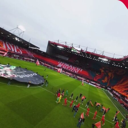 Imagini cu scenografia realizată de echipa Twente, ce a acoperit întreg stadionul.