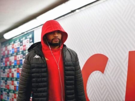 „De ce porți gluga aia de luni de zile?”