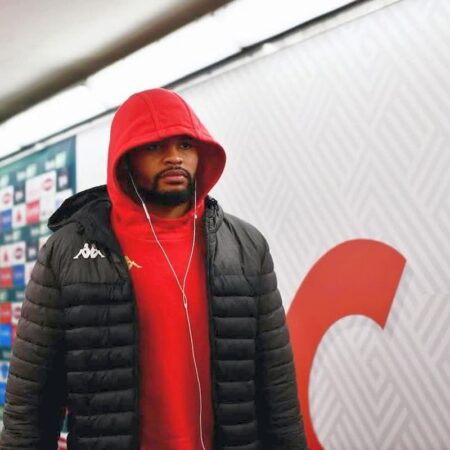 „De ce porți gluga aia de luni de zile?”