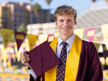 Leon Marchand, multiplu campion olimpic și mondial, a obținut diploma în inginerie software la Universitatea din Arizona.