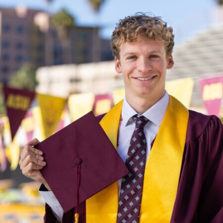 Leon Marchand, multiplu campion olimpic și mondial, a obținut diploma în inginerie software la Universitatea din Arizona.