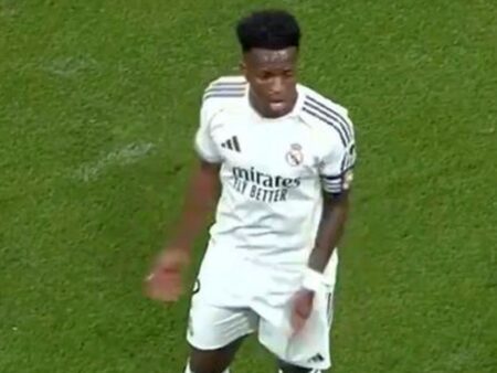 Iată o variantă a titlului: 

„A fost dezvăluit acum! Un cititor pe buze a interpretat reacția lui Vinicius față de fanii lui Real Madrid » A folosit chiar și o înjurătură”