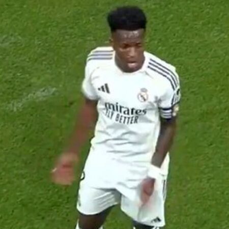 Iată o variantă a titlului: 

„A fost dezvăluit acum! Un cititor pe buze a interpretat reacția lui Vinicius față de fanii lui Real Madrid » A folosit chiar și o înjurătură”