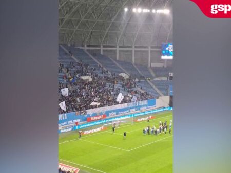 Jucătorii Universității Craiova cântă împreună cu fanii după victoria cu Csikszereda, scor 5-0