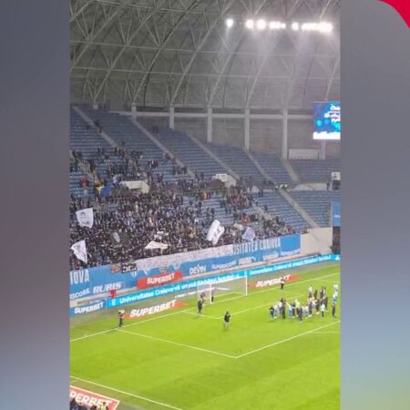 Jucătorii Universității Craiova cântă împreună cu fanii după victoria cu Csikszereda, scor 5-0