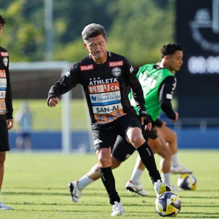 Cea mai vârstnică vedetă a fotbalului profesionist din lume semnează la 58 de ani