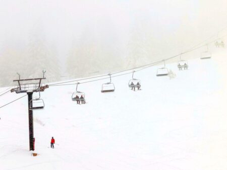 Fotbalistul de 34 de ani a decedat după ce a căzut din telescaun, iar soția sa a fost rănită.