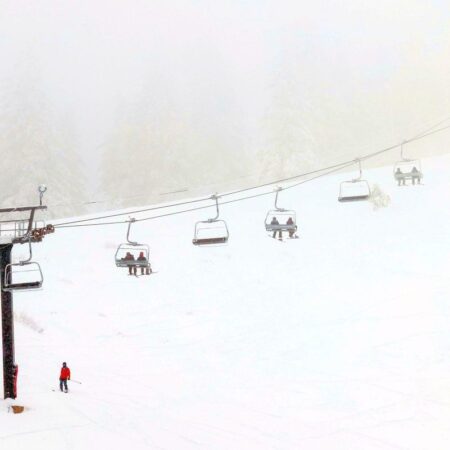 Fotbalistul de 34 de ani a decedat după ce a căzut din telescaun, iar soția sa a fost rănită.