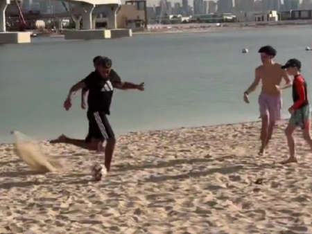 Gest impresionant al lui Lamine Yamal în vacanța din Dubai: a jucat fotbal pe plajă cu niște copii