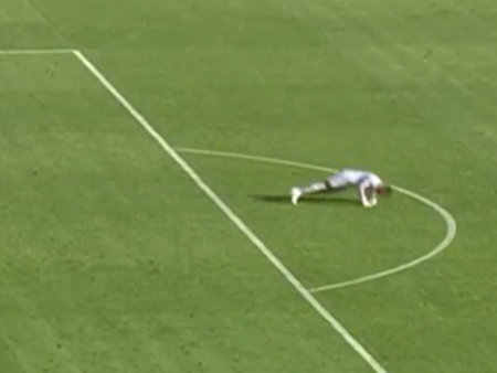 Portarul a leșinat subit, dar s-a ridicat și a continuat meciul