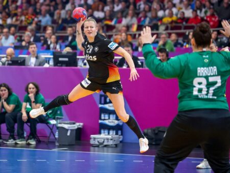 O polițistă și un soldat „apără” Germania în confruntarea cu Franța