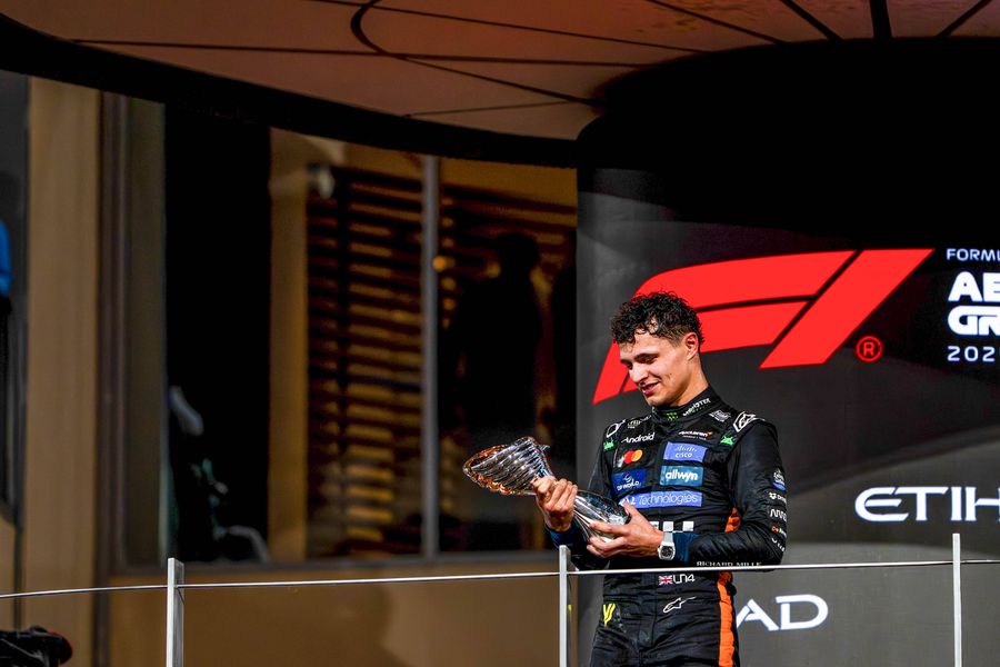 Cum a sărbătorit McLaren titlul mondial câștigat de Lando Norris // FOTO: Imago CEO-ul McLaren, glumă nepotrivită la petrecerea de Crăciun: „Vedeți ochiul ei vânăt?” + Ironii la adresa piloților săi: „Îmi spun Big Daddy”