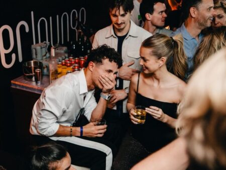 A câștigat titlul mondial și a sărbătorit până dimineața alături de iubita sa » Cât a cheltuit Lando Norris la petrecerea de campion!