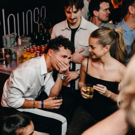 A câștigat titlul mondial și a sărbătorit până dimineața alături de iubita sa » Cât a cheltuit Lando Norris la petrecerea de campion!