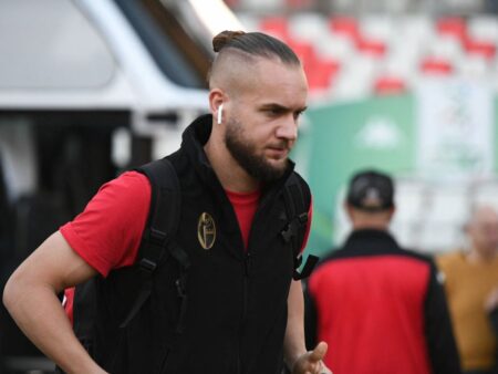 „Lasă-l, mă, acasă! Cine a schimbat 44 de echipe până la această vârstă?”