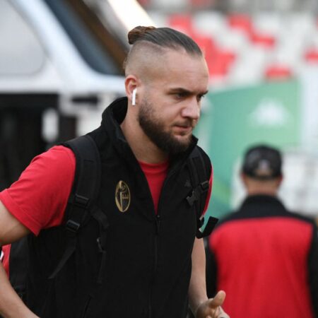 „Lasă-l, mă, acasă! Cine a schimbat 44 de echipe până la această vârstă?”