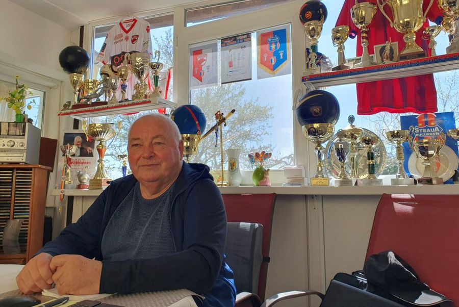 Constantin Dănilescu, acasă, la Năieni Aproape că a început să plângă în direct când a vorbit despre Cornel Dinu: „Mi se rupe sufletul când îmi răspunde așa. Fii puternic, Mister!”