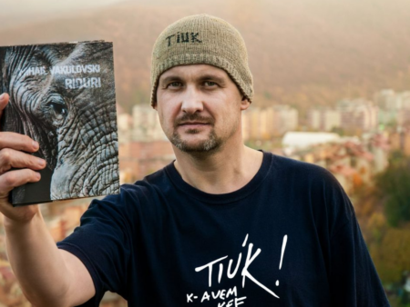 „Am tras scaunul de sub antrenor și am alergat după arbitru”