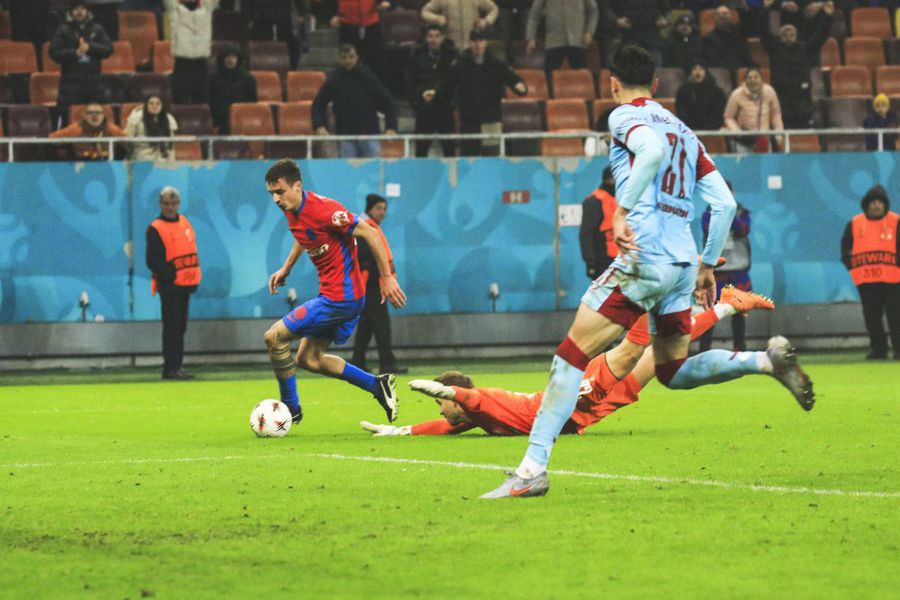 Juri Cisotti, driblându-l pe Wellenreuther, în FCSB - Feyenoord Juri Cisotti a încheiat cu stil » Incredibil ce a reușit jucătorul de la FCSB în Europa