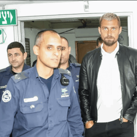 „Apa se scurgea cu greu pe perete”