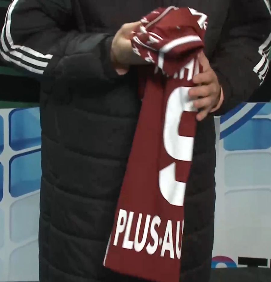 Albion Rrahmani a primit un tricou al Rapidului cu numele său / Foto: Captură Prima Sport A răpus-o pe Craiova și a apărut la flash-interviu cu tricoul Rapidului: „Poate în viitor îl voi purta”
