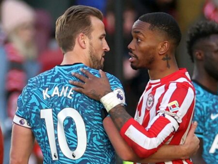 Internațional englez, reținut pentru agresiune » escortat în cătușe dintr-un bar londonez