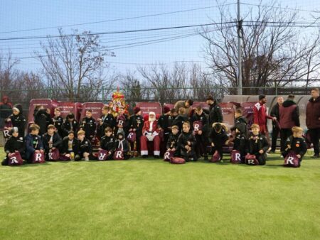 Jucătorul Rapidului a devenit Moș Crăciun pentru copiii din Academie » Ce accesoriu a fost cel mai dorit?