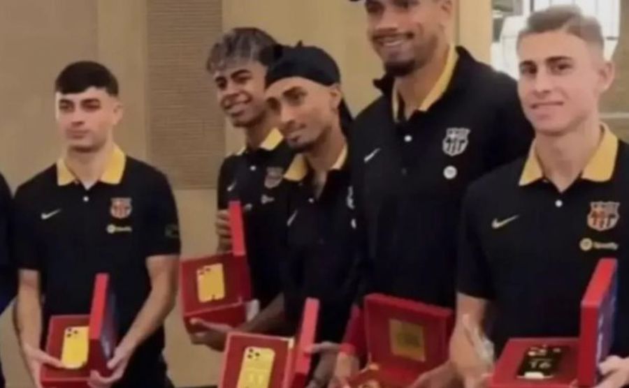 Surpriză de sărbători în cantonamentul Barcelonei » Compania auto din Emirate a împărțit cadouri aurite!