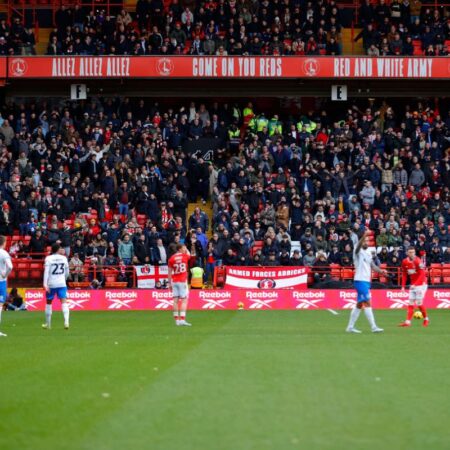 Tragedie în tribune: Un fan a murit în timpul meciului, iar partida a fost oprită.