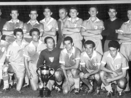 „Șapca pe Cupă: O explorare inedită a istoriei echipei de fotbal Universitatea Cluj”