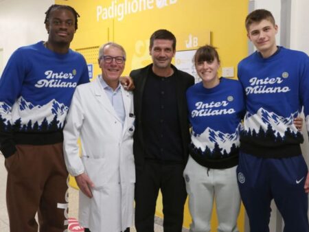 Gestul emoționant al lui Cristi Chivu » Vizita de Crăciun a echipei Inter la copiii din spitalul din Milano