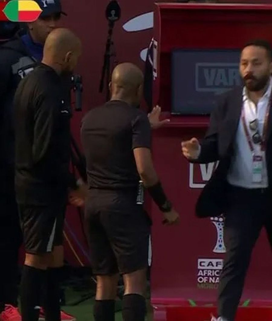 Stoperul Petrolului și coechipierii fac scandal, după ce VAR s-a defectat și li s-a refuzat un penalty