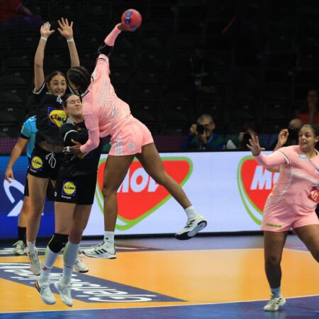 Favorita a sosit cu baricada la Rotterdam! Repriză tumultoasă la Mondialul de handbal: doar 5 goluri înscrise.