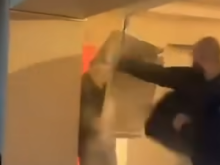 Momentul în care fanii lui Feyenoord devastază un apartament din București