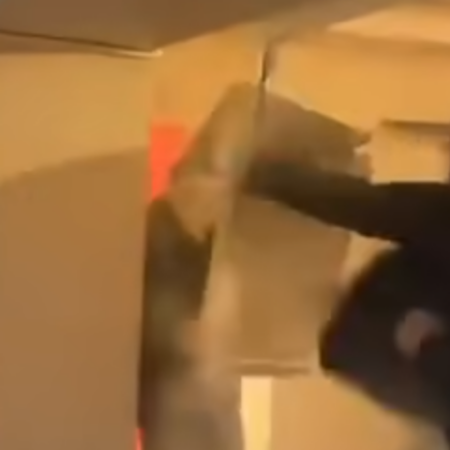 Momentul în care fanii lui Feyenoord devastază un apartament din București