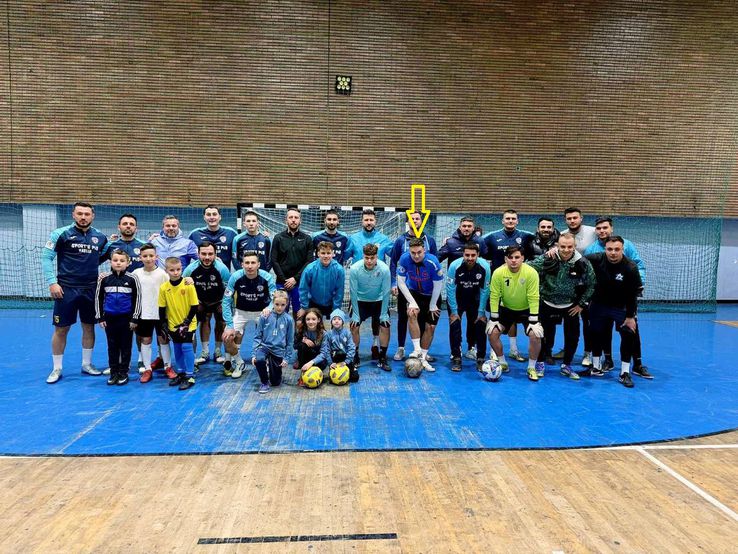 Louis Munteanu, indicat de săgeată, în tricoul echipei