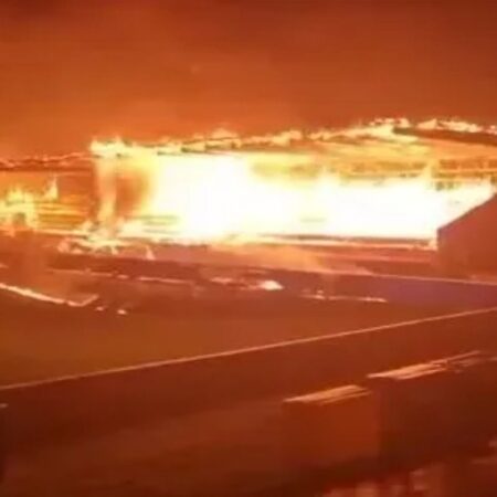 Trei minori au aprins focul la stadionul fostei campioane a țării » Poliția i-a reținut