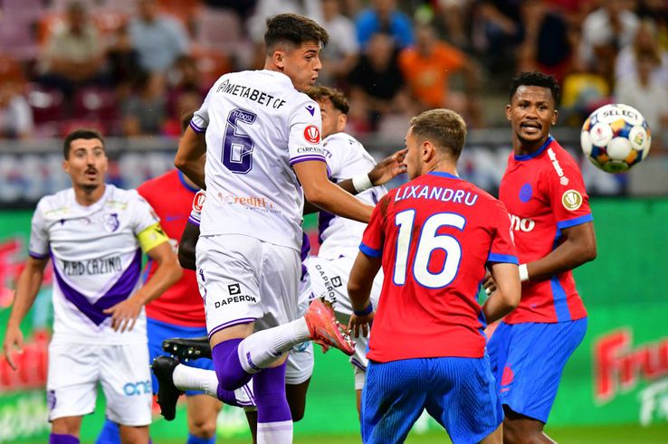 Mario Tudose a fost lovit involuntar de Ngezana, în victoria piteștenilor cu FCSB, scor 2-0 / FOTO: Cristi Preda (GSP)