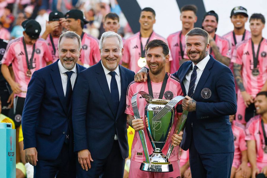 Leo Messi, cu trofeul MLS, împreună cu patronii lui Inter, Jorge și Jose Maas (stânga) și David Beckham David Beckham despre Leo Messi după primul său titlu în MLS: „Mi-a spus că se gândește doar la asta”