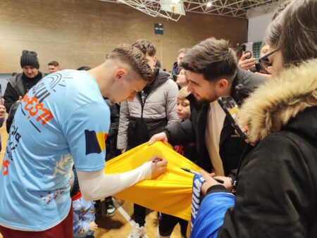 A schimbat tricoul! Cum s-a prezentat Louis Munteanu la 48 de ore după controversa legată de echipamentul FCSB-ului