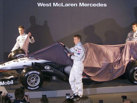 Monopostul pilotat de Raikkonen și Coulthard, scos la licitație pentru o sumă impresionantă