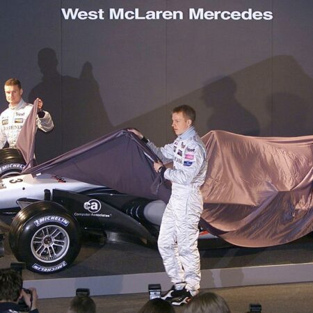 Monopostul pilotat de Raikkonen și Coulthard, scos la licitație pentru o sumă impresionantă