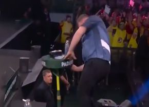 Furie la Campionatul Mondial » Un jucător a părăsit terenul cu mâna plină de sânge