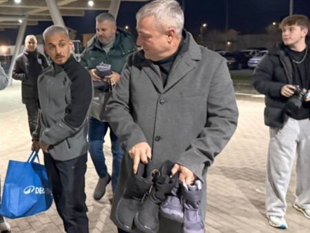 Suporterii olteni au dotat cu încălțăminte de iarnă copiii defavorizați: câte perechi de ghetuțe au fost donate la Craiova.