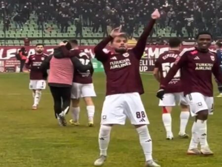 Fost internațional în acțiune » A învins rivala în derby și apoi a avut un gest obscen