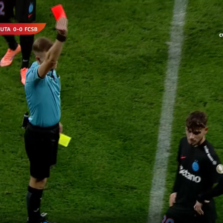 Fault violent în UTA – FCSB! Tânărul campion de 18 ani a primit direct cartonașul roșu la debut.