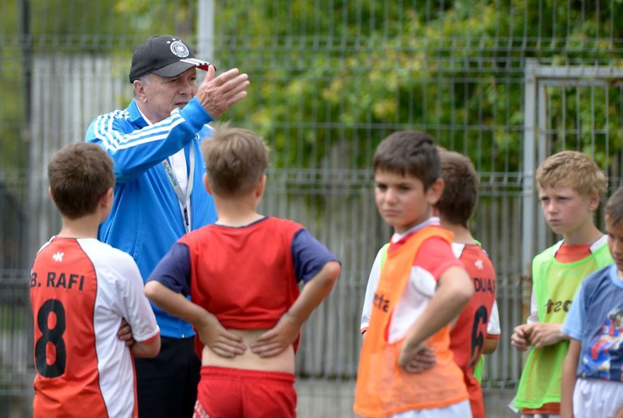 Antrenează de mulți ani la juniori și face un tablou sumbru pentru fotbalul românesc