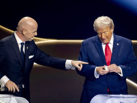 Gianni Infantino și-a scos telefonul în fața lui Donald Trump la gala FIFA. Ce s-a întâmplat apoi