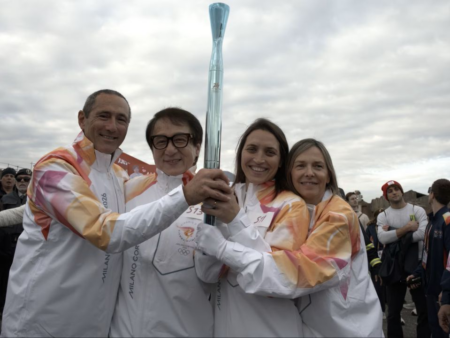 Jackie Chan a impresionat la Pompei! Reacția actorului după ce a purtat torța olimpică printre ruine